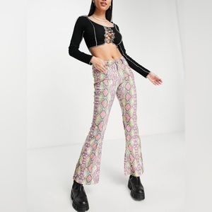 ASOS DESIGN low rise stretched flare in multicolor snake print💗
BRAND NEW!!